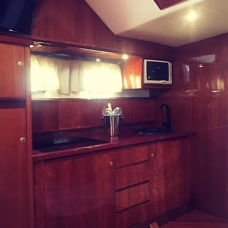 보트호텔 Ama Yacht *